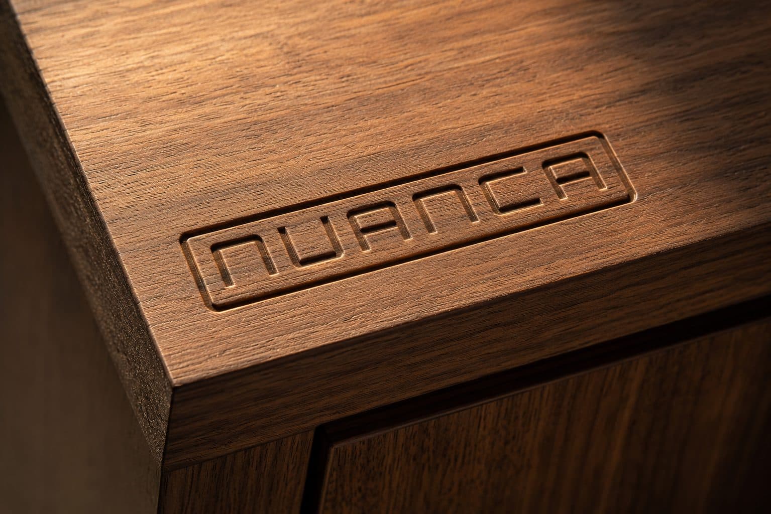 NUANCA-logo gebrand in massief hout